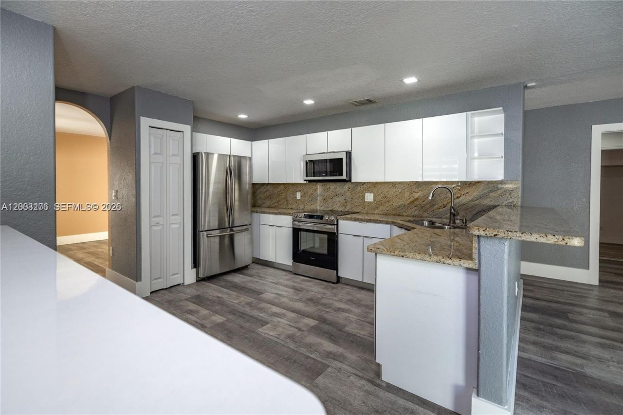 15981 SW 54th Ter , Miami, FL 33185 Photo