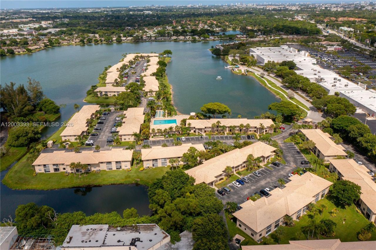 5560 Lakeside Dr , Unit 204, Margate, FL 33063 Photo