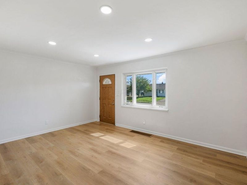 689 Georgian Drive , Columbus, OH 43228 Photo 5