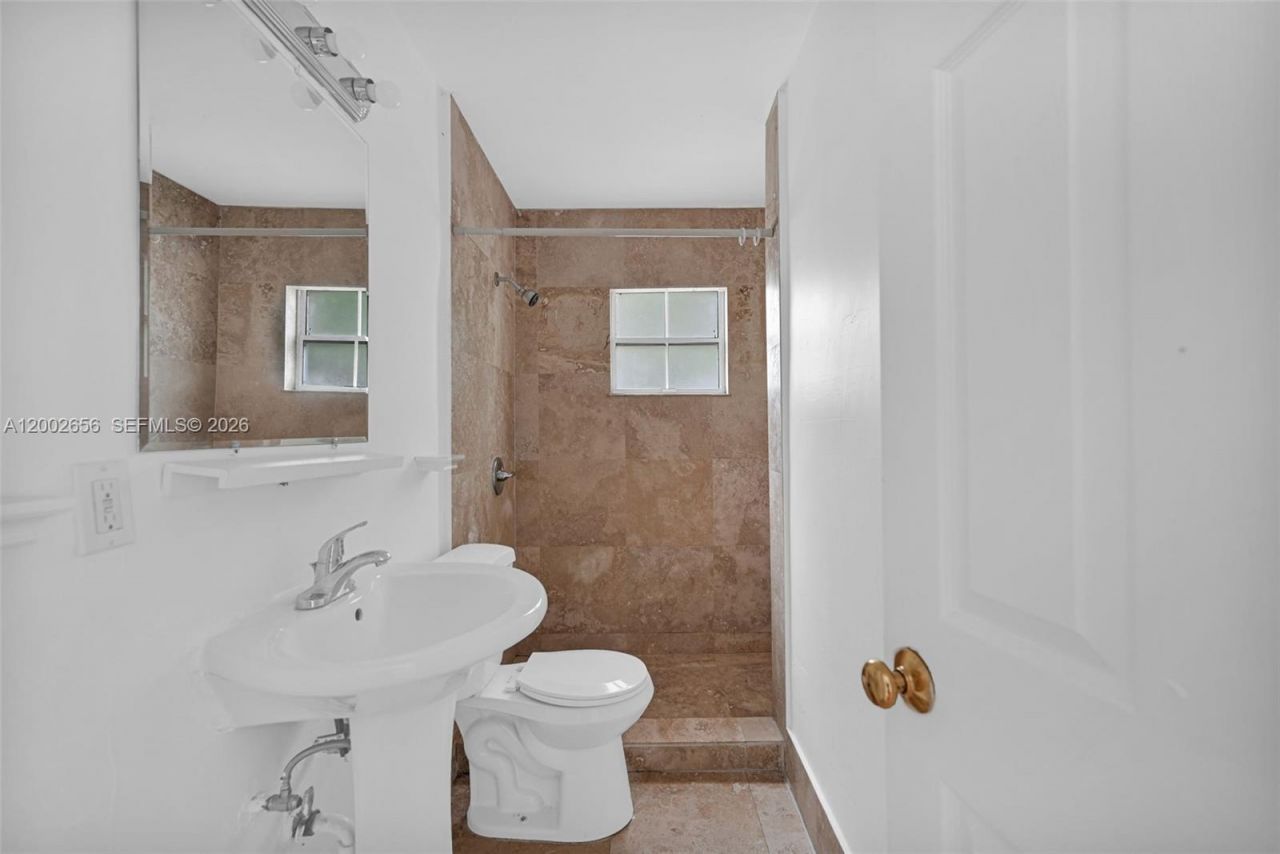 452 NE 30th St , Miami, FL 33137 Photo