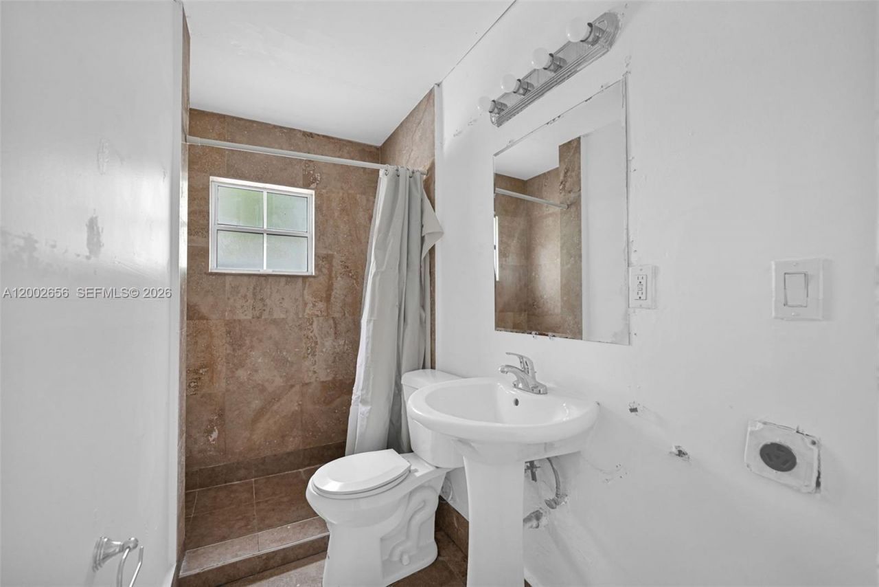 452 NE 30th St , Miami, FL 33137 Photo