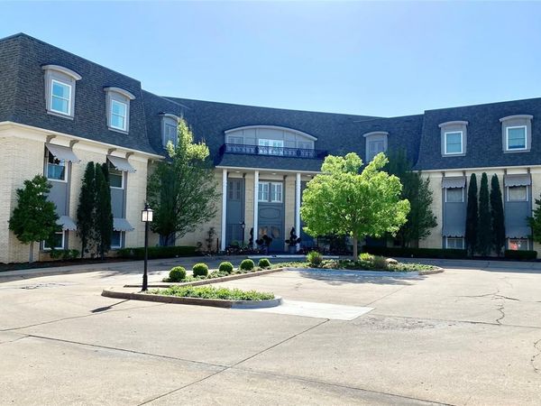 1114 Sherwood Lane, Unit B-2, Nichols Hills, OK 73116