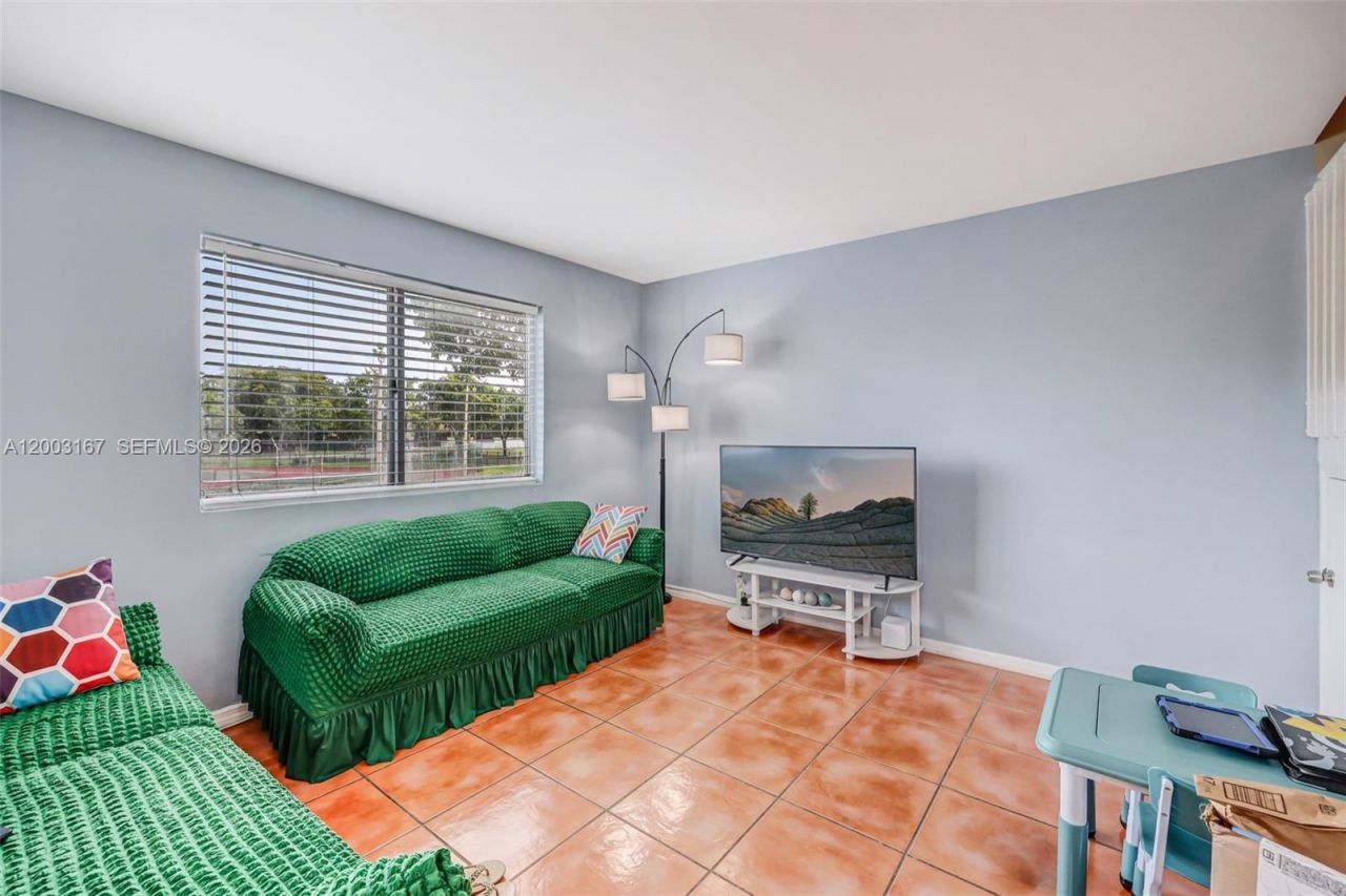 6255 Kendale Lakes Cir, Unit 218, Miami, FL 33183 Photo