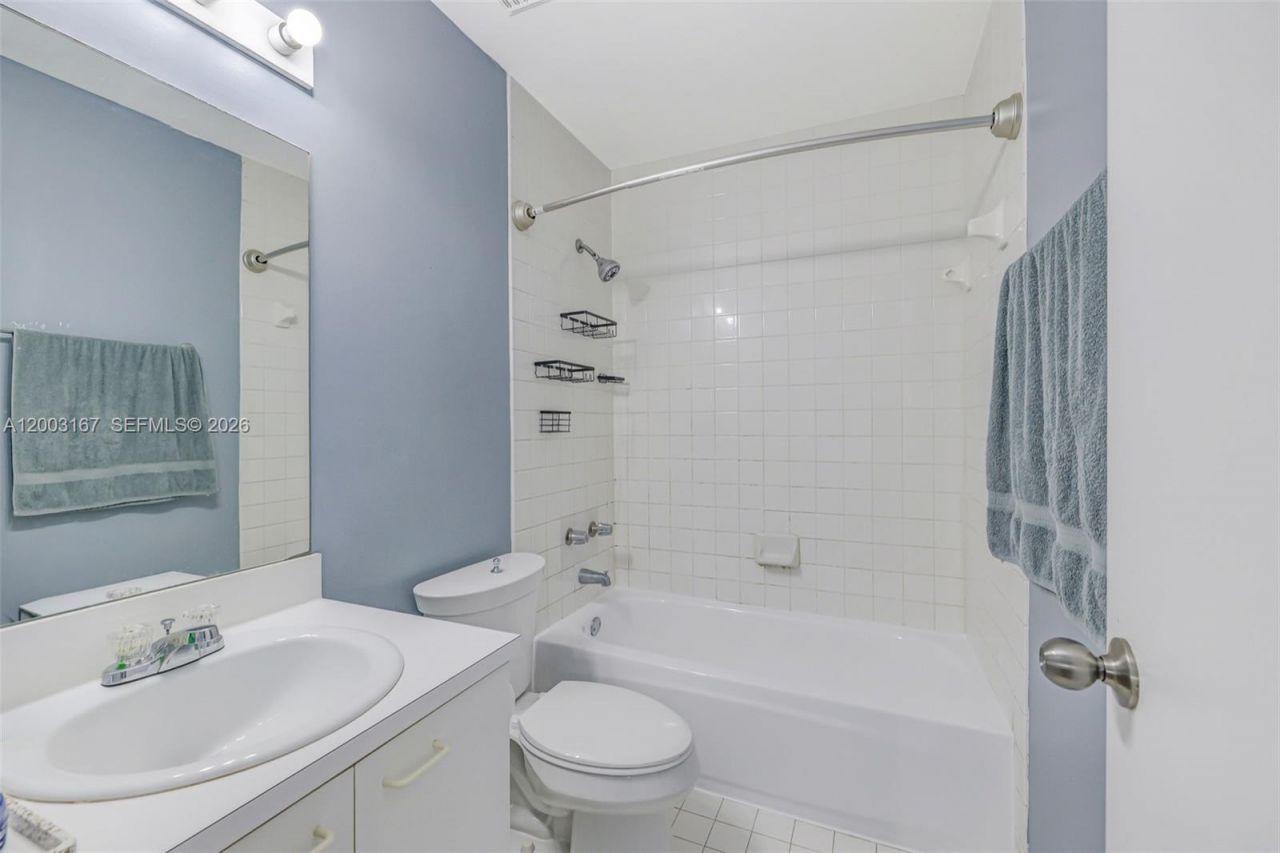 6255 Kendale Lakes Cir, Unit 218, Miami, FL 33183 Photo