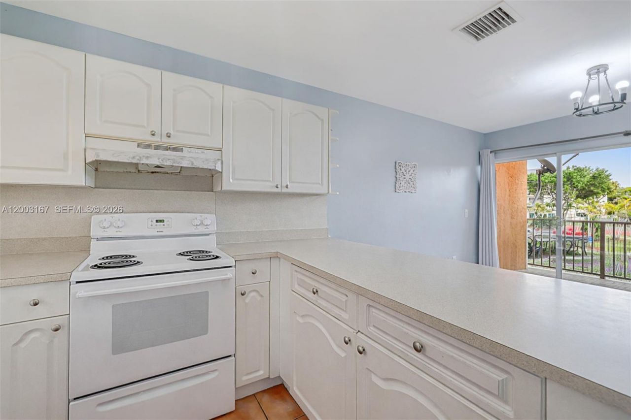 6255 Kendale Lakes Cir, Unit 218, Miami, FL 33183 Photo