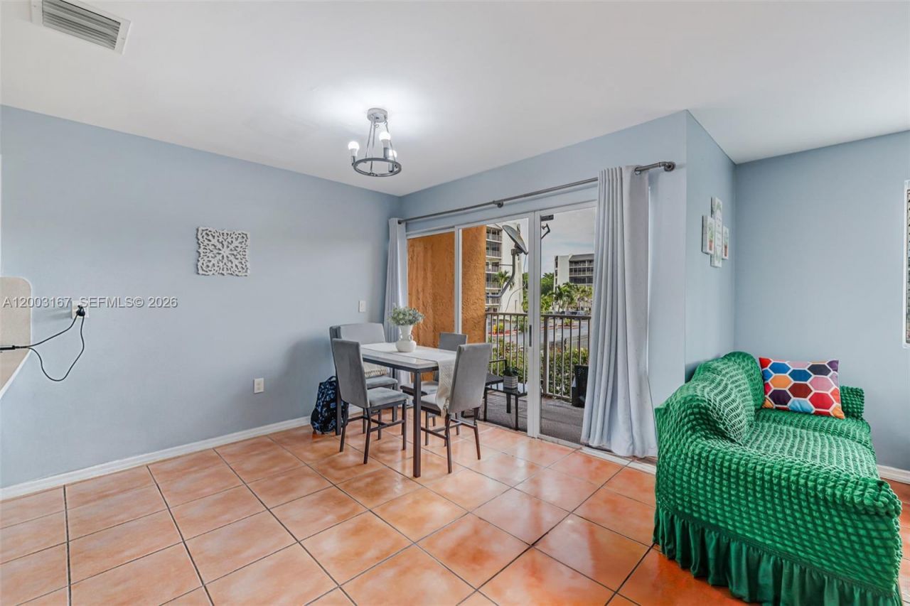 6255 Kendale Lakes Cir, Unit 218, Miami, FL 33183 Photo