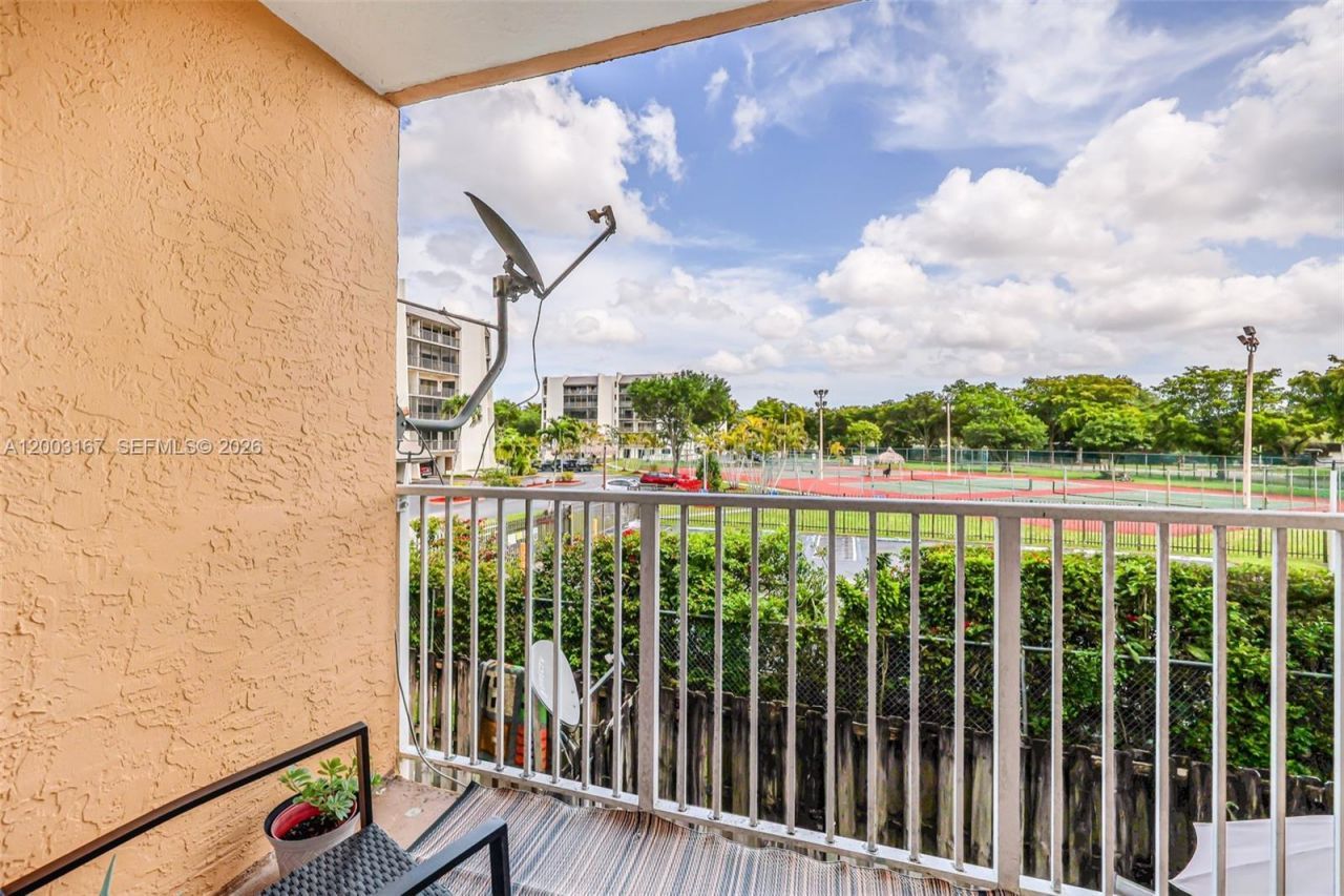 6255 Kendale Lakes Cir, Unit 218, Miami, FL 33183 Photo