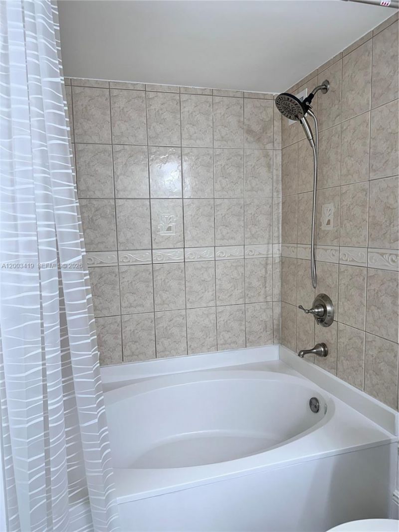 800 Parkview Dr , Unit 522, Hallandale Beach, FL 33009 Photo