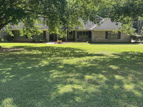 102 Country Cove Drive, Clinton, MS 39056