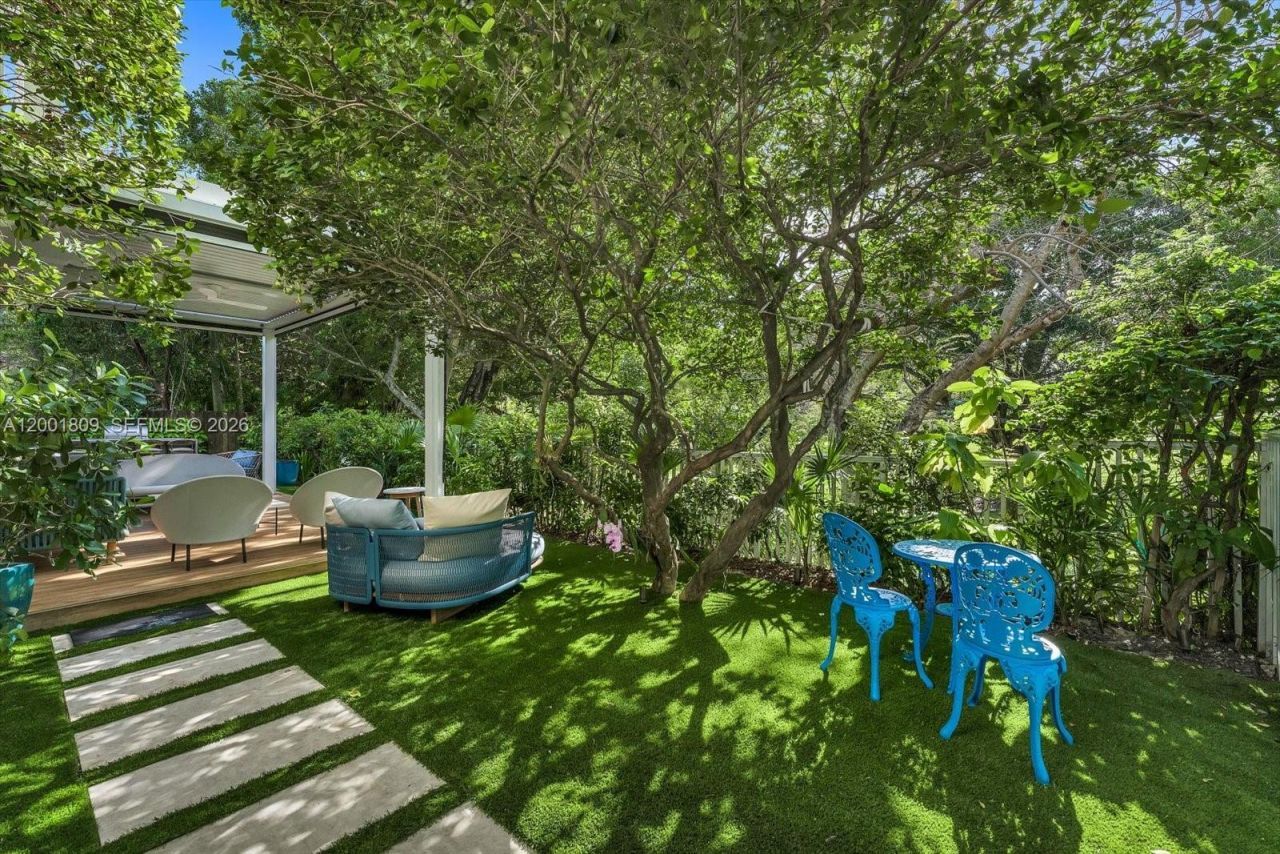 4090 Barbarossa Ave , Miami, FL 33133 Photo