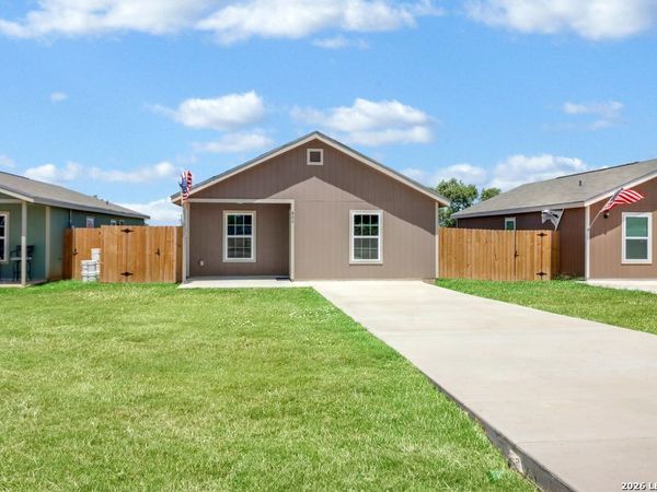 802 E 6th St., Nixon, TX 78140