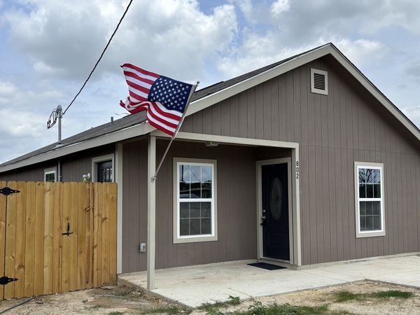 802 E 6th, Nixon, TX 78140