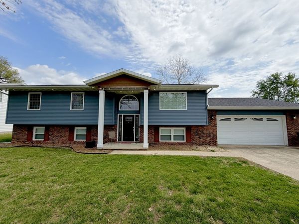 150 Woodland Drive , Salem, IL 62881