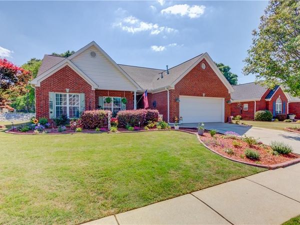 381 Crossroads Drive , Social Circle, GA 30025