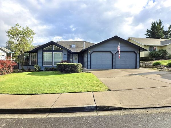 2495 NW Loma Vista Drive, Roseburg, OR 97471