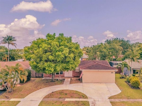 1911 N 53rd Ave , Hollywood, FL 33021