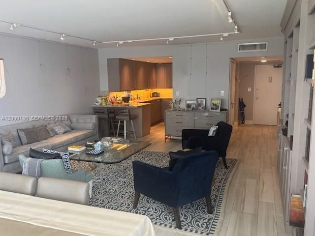 5401 Collins Ave , Unit 208, Miami Beach, FL 33140 Photo
