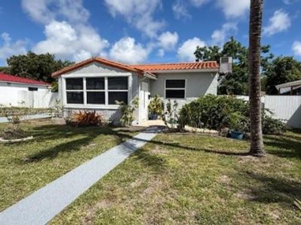 2471 Dewey St , Hollywood, FL 33020