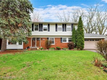 36762 Harwick Court , Clinton Twp, MI 48035