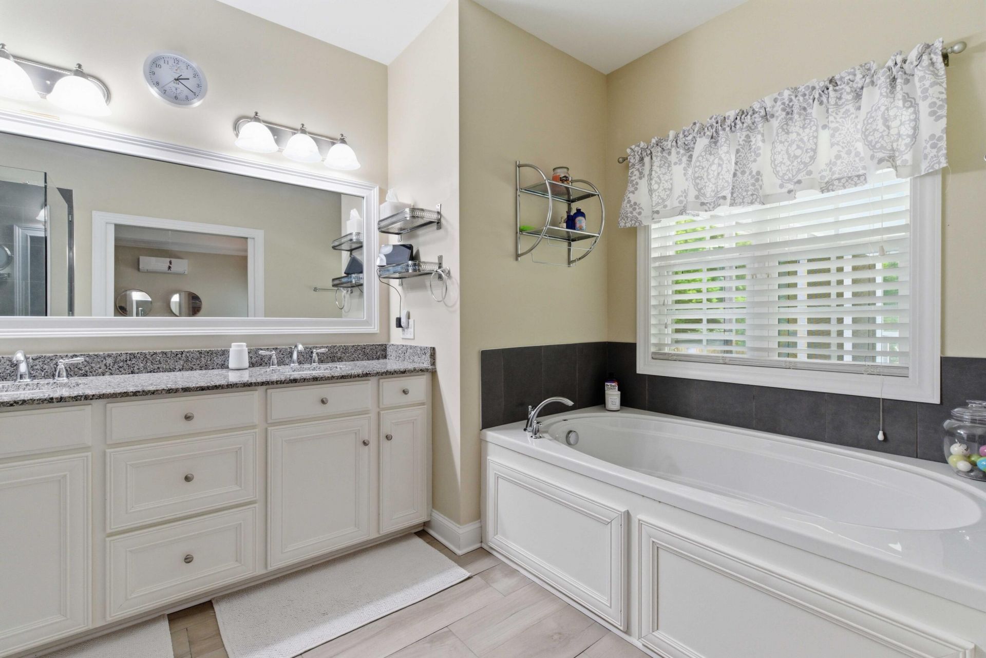 5547 Crescent View Drive Photo 32