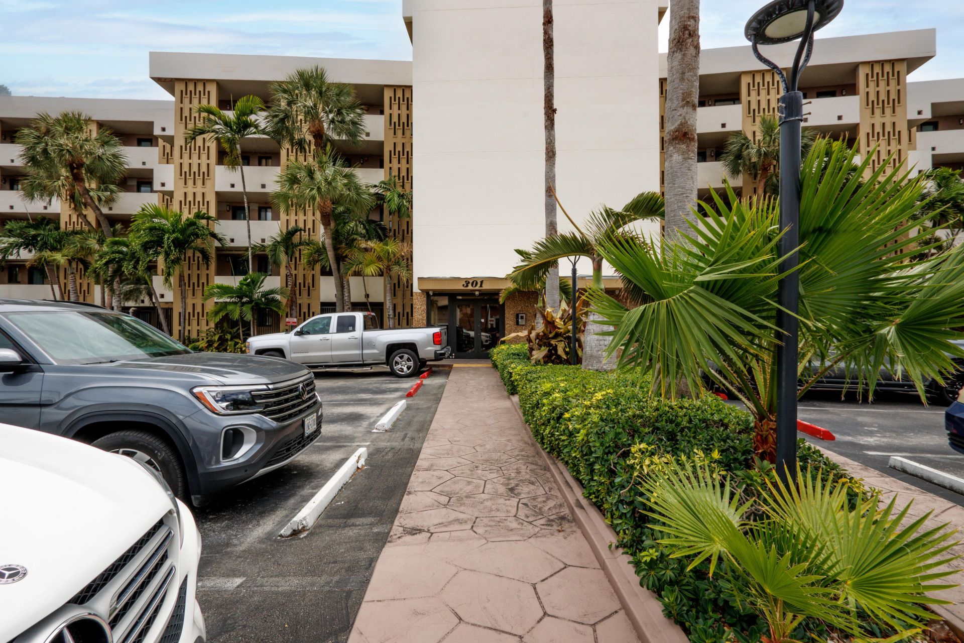 301 Golden Isles Drive, Unit 412, Hallandale Beach, FL 33009 Photo