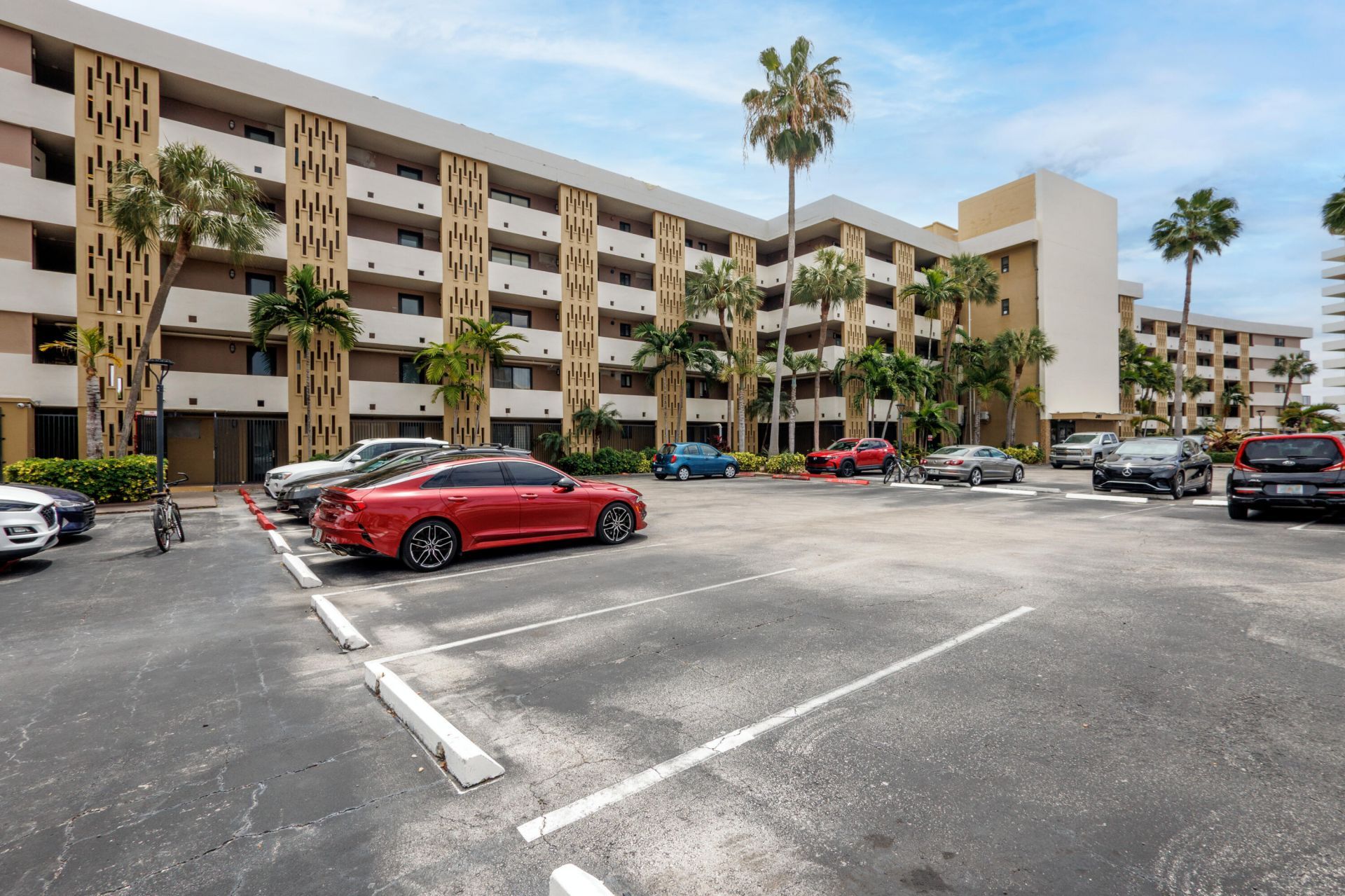 301 Golden Isles Drive, Unit 412, Hallandale Beach, FL 33009 Photo