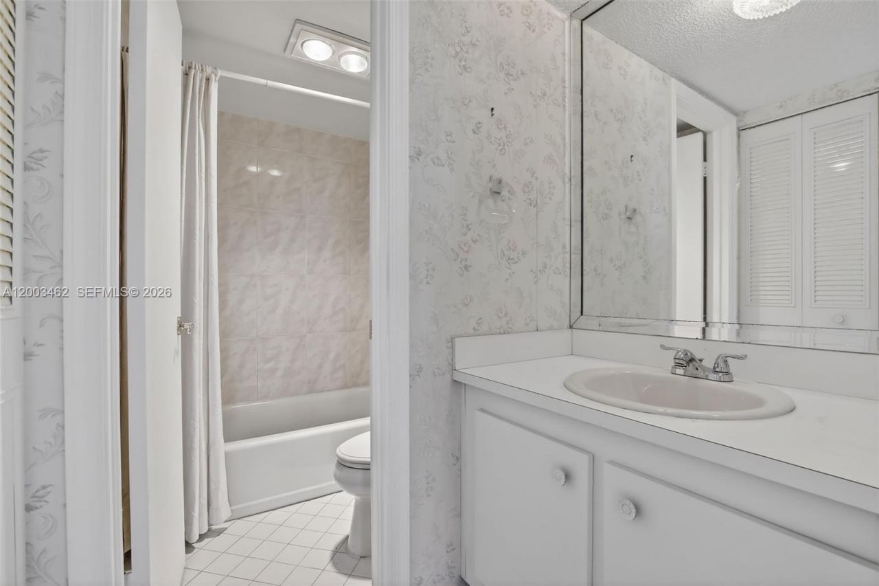 9235 Lagoon Pl , Unit 404, Davie, FL 33324 Photo