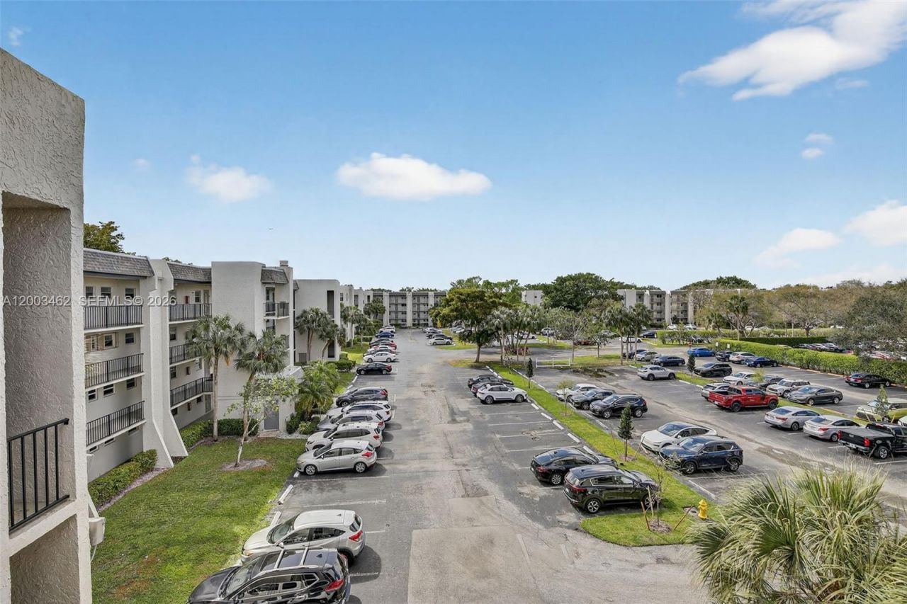 9235 Lagoon Pl , Unit 404, Davie, FL 33324 Photo