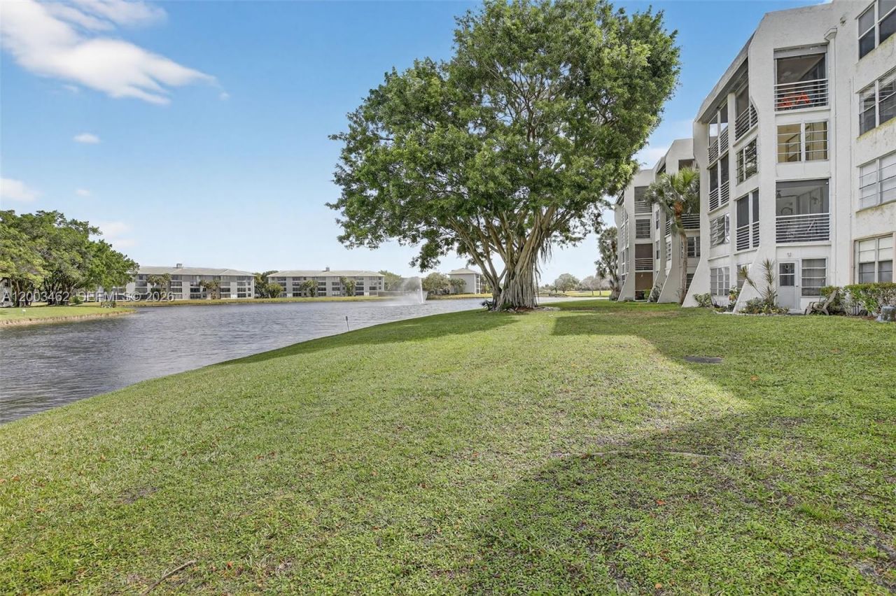 9235 Lagoon Pl , Unit 404, Davie, FL 33324 Photo