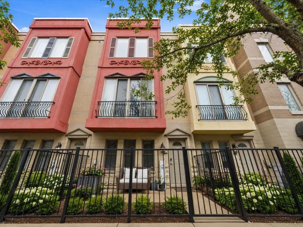 527 N Peoria Street , Chicago, IL 60642