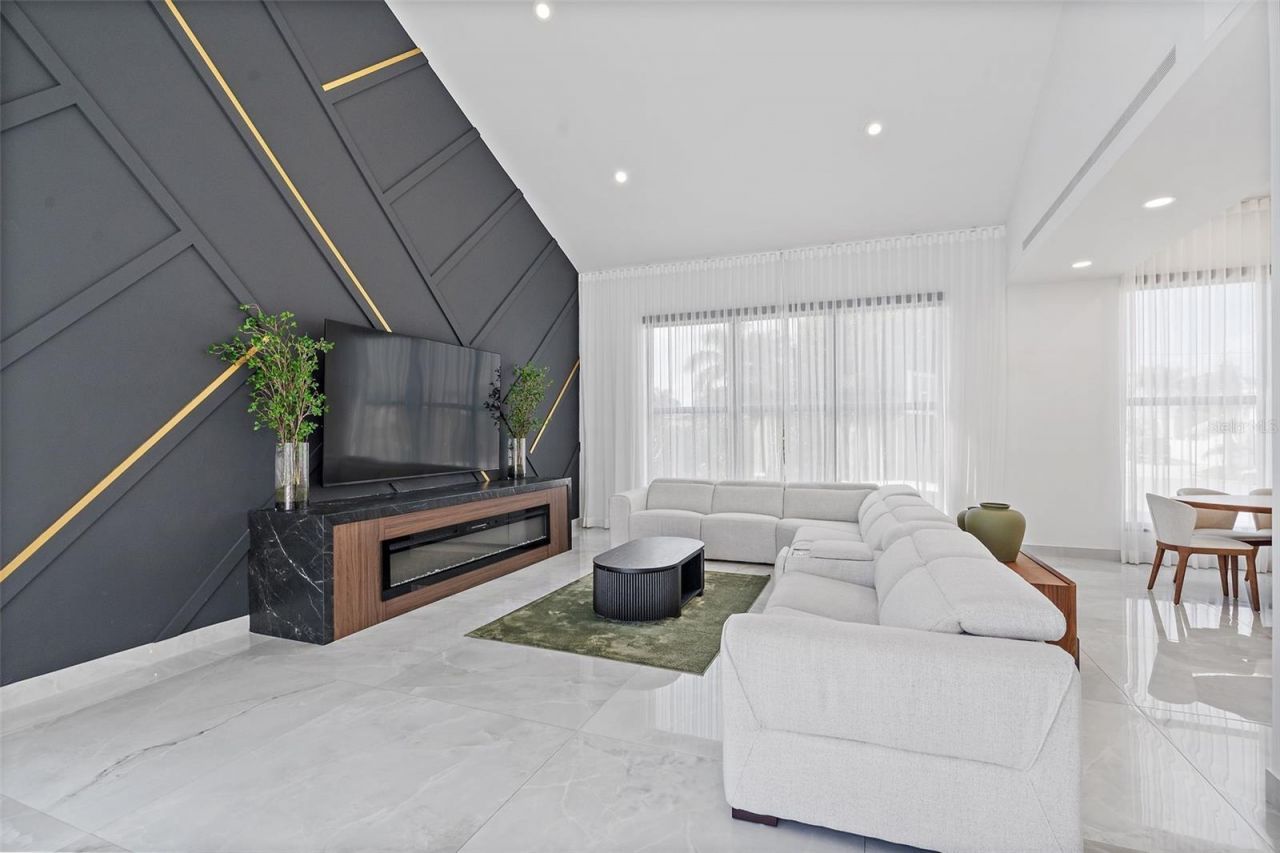 585 Dolphin Avenue Se, Saint Petersburg, FL 33705 Photo