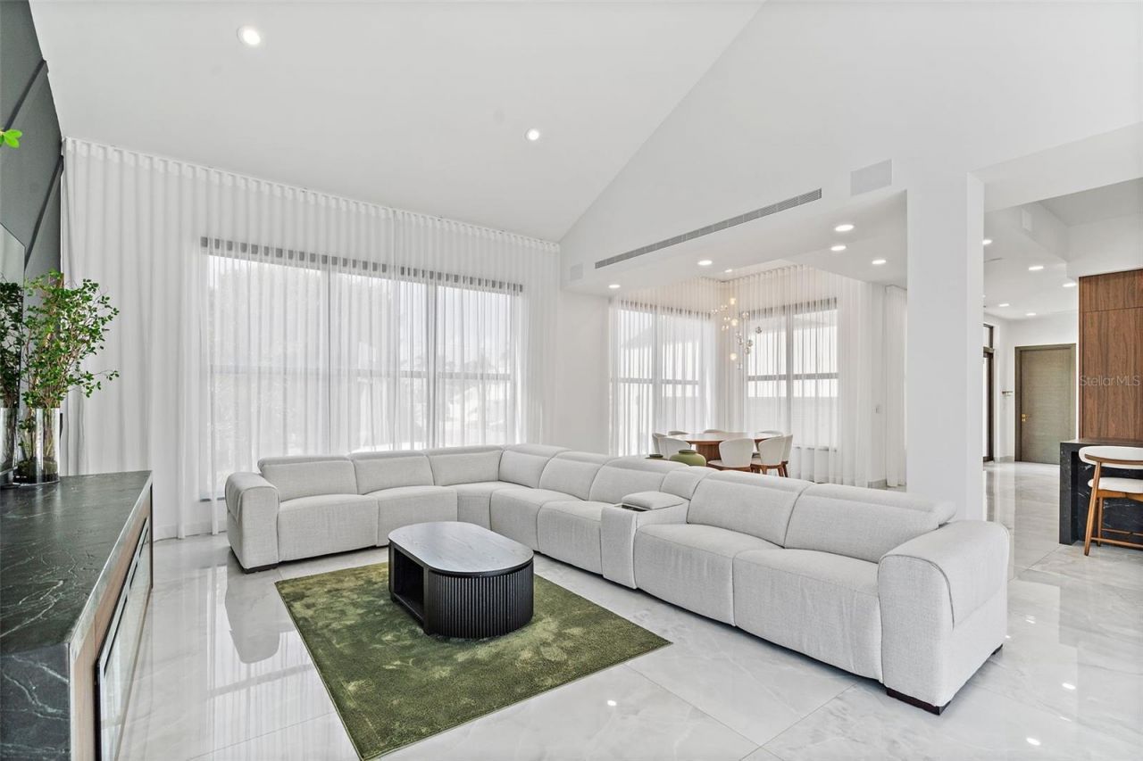 585 Dolphin Avenue Se, Saint Petersburg, FL 33705 Photo