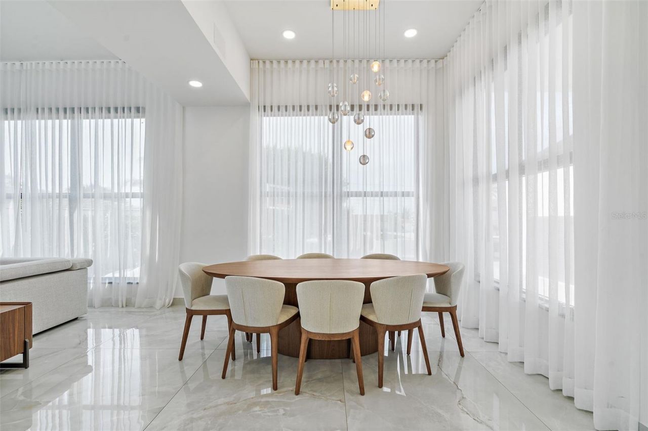 585 Dolphin Avenue Se, Saint Petersburg, FL 33705 Photo