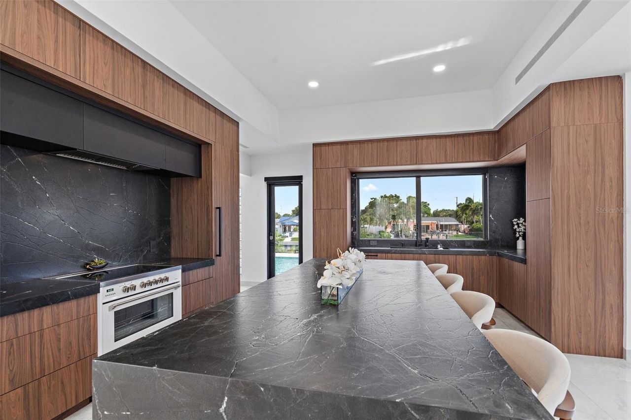 585 Dolphin Avenue Se, Saint Petersburg, FL 33705 Photo