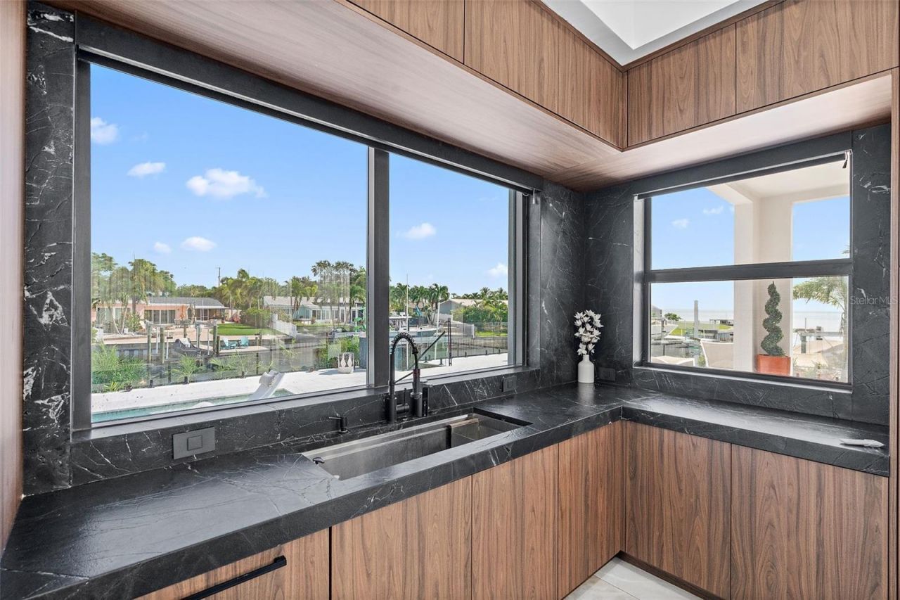 585 Dolphin Avenue Se, Saint Petersburg, FL 33705 Photo