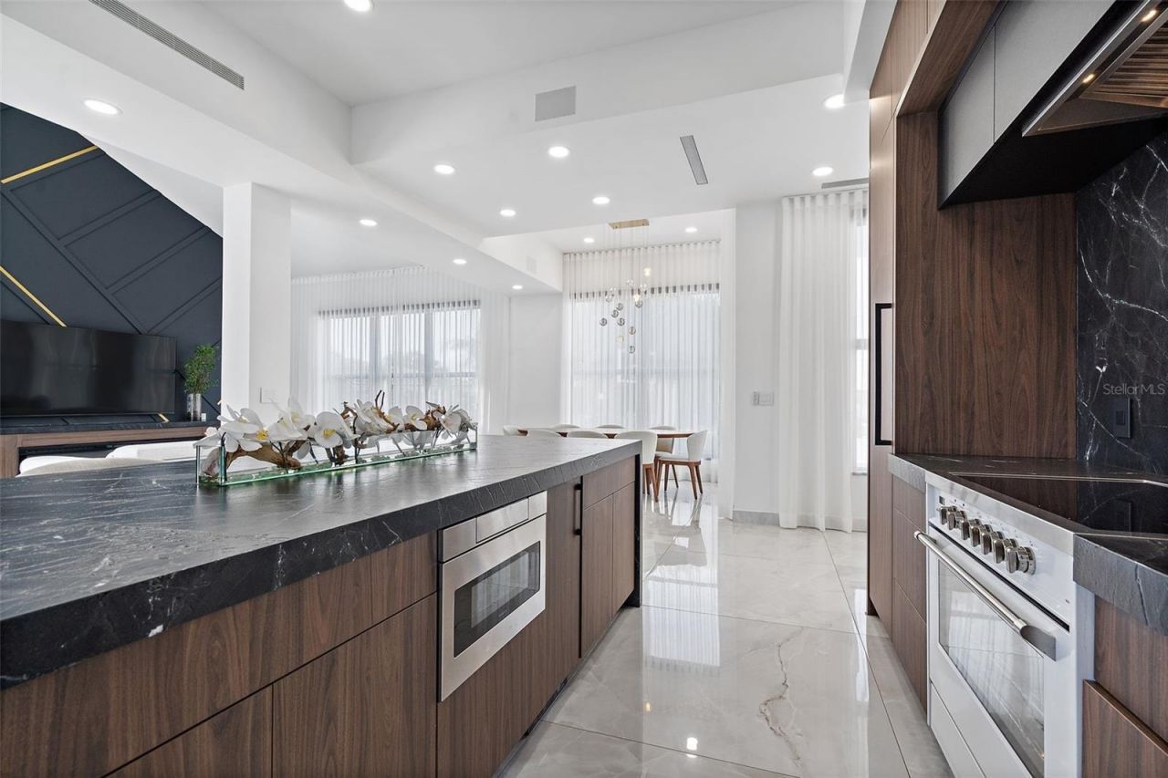 585 Dolphin Avenue Se, Saint Petersburg, FL 33705 Photo