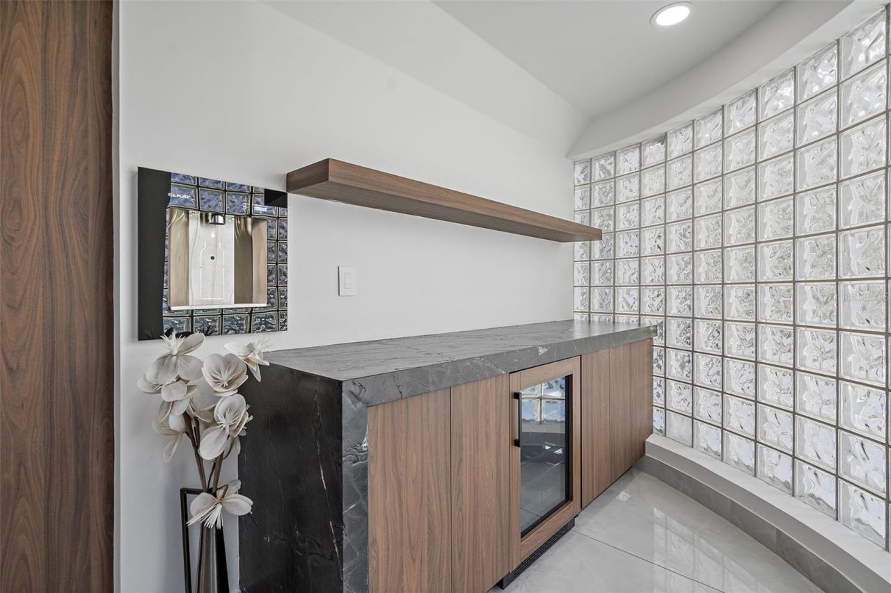 585 Dolphin Avenue Se, Saint Petersburg, FL 33705 Photo