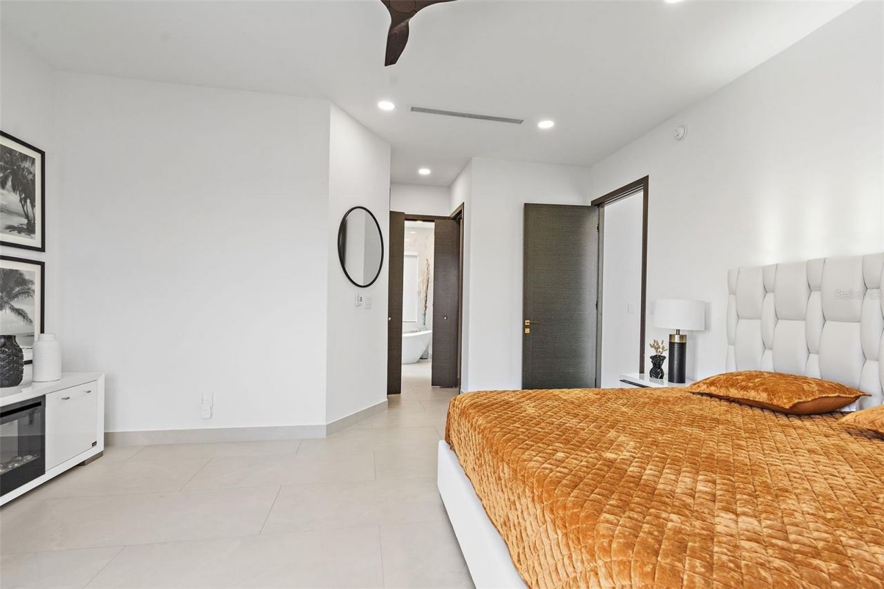 585 Dolphin Avenue Se, Saint Petersburg, FL 33705 Photo