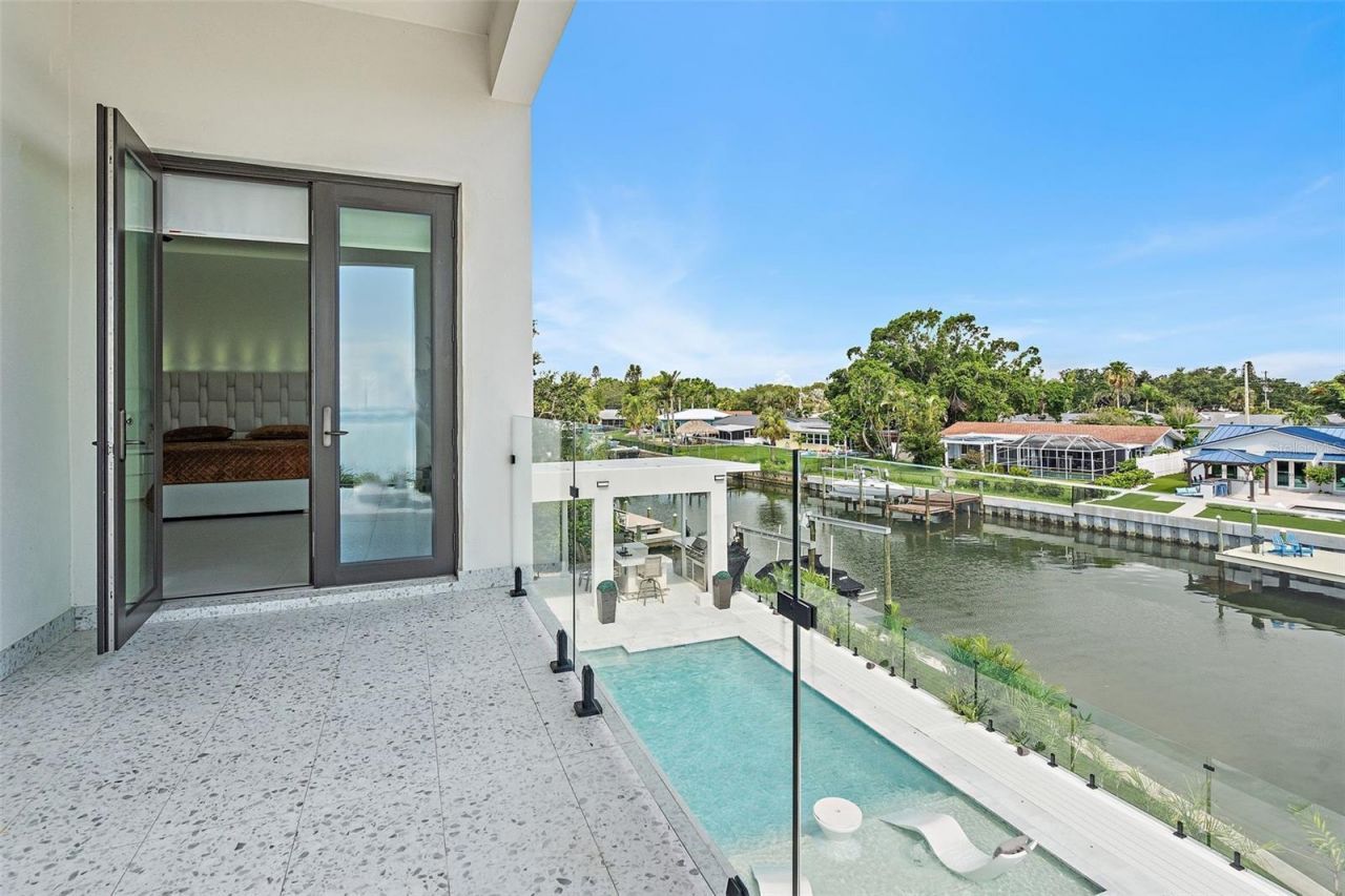 585 Dolphin Avenue Se, Saint Petersburg, FL 33705 Photo