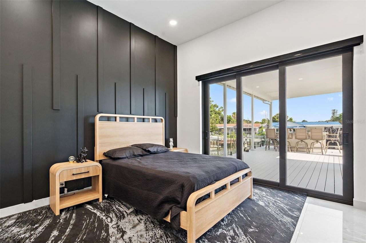 585 Dolphin Avenue Se, Saint Petersburg, FL 33705 Photo