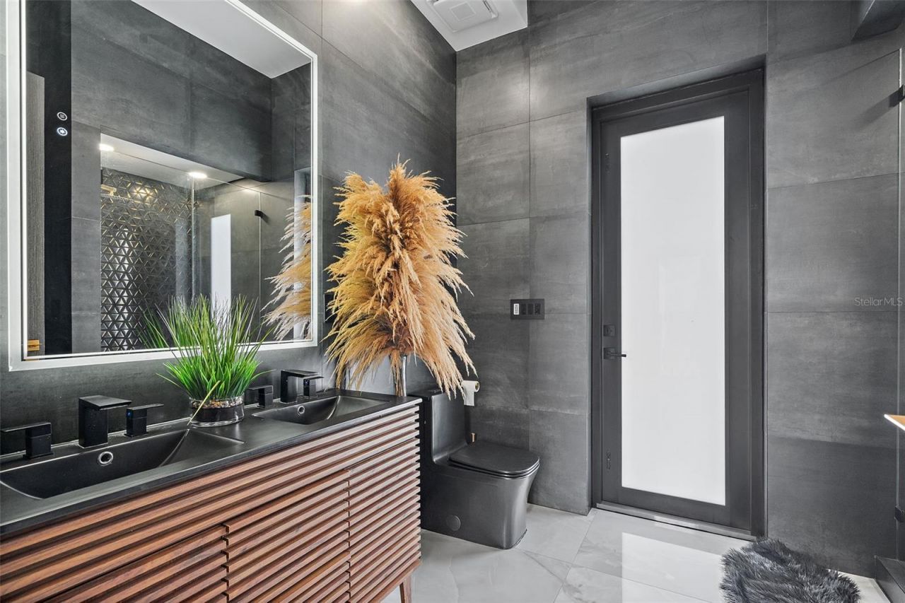 585 Dolphin Avenue Se, Saint Petersburg, FL 33705 Photo