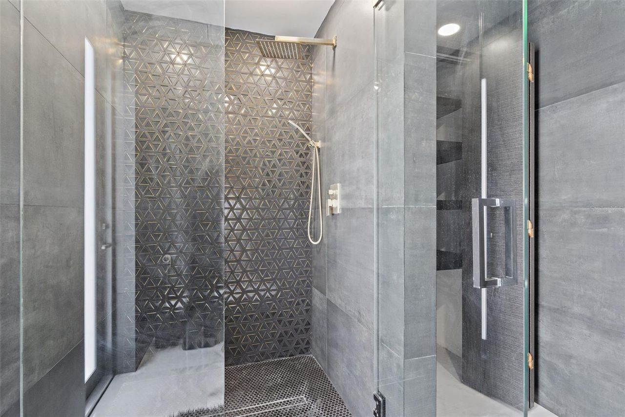 585 Dolphin Avenue Se, Saint Petersburg, FL 33705 Photo