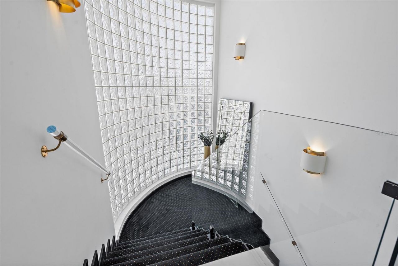 585 Dolphin Avenue Se, Saint Petersburg, FL 33705 Photo