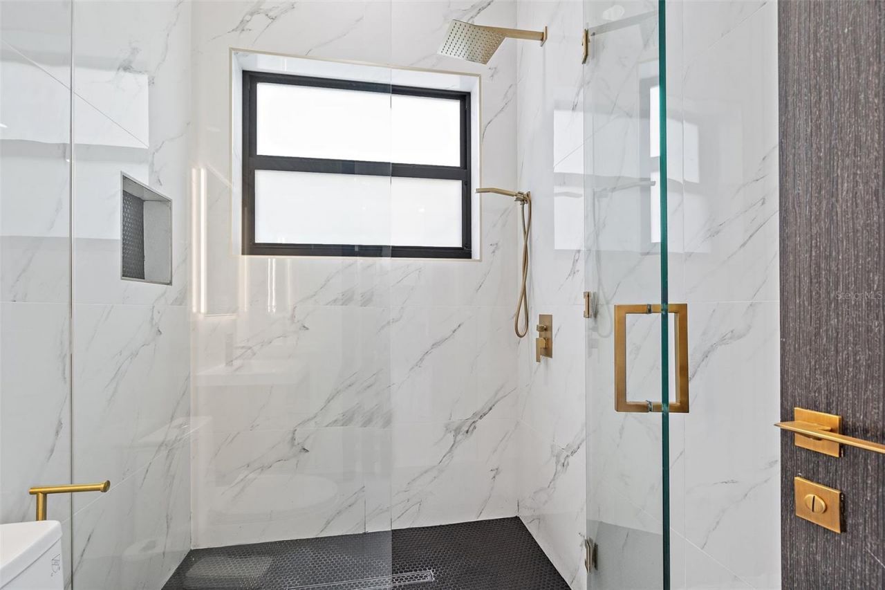 585 Dolphin Avenue Se, Saint Petersburg, FL 33705 Photo