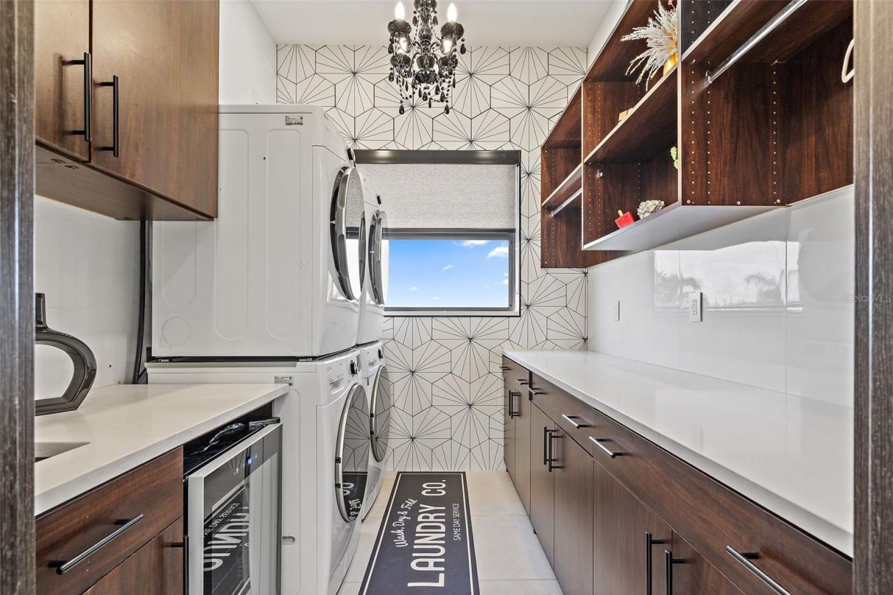 585 Dolphin Avenue Se, Saint Petersburg, FL 33705 Photo