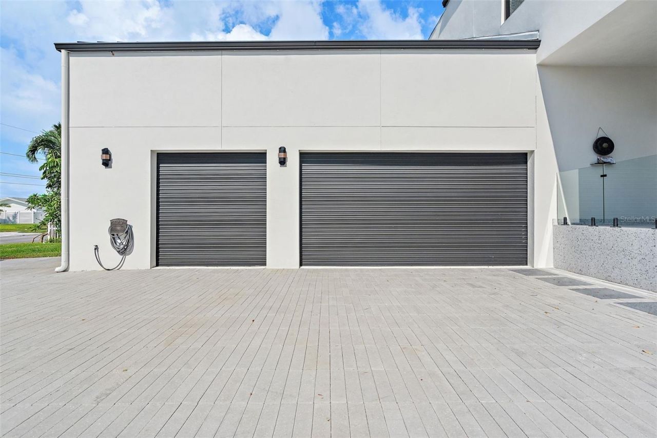 585 Dolphin Avenue Se, Saint Petersburg, FL 33705 Photo