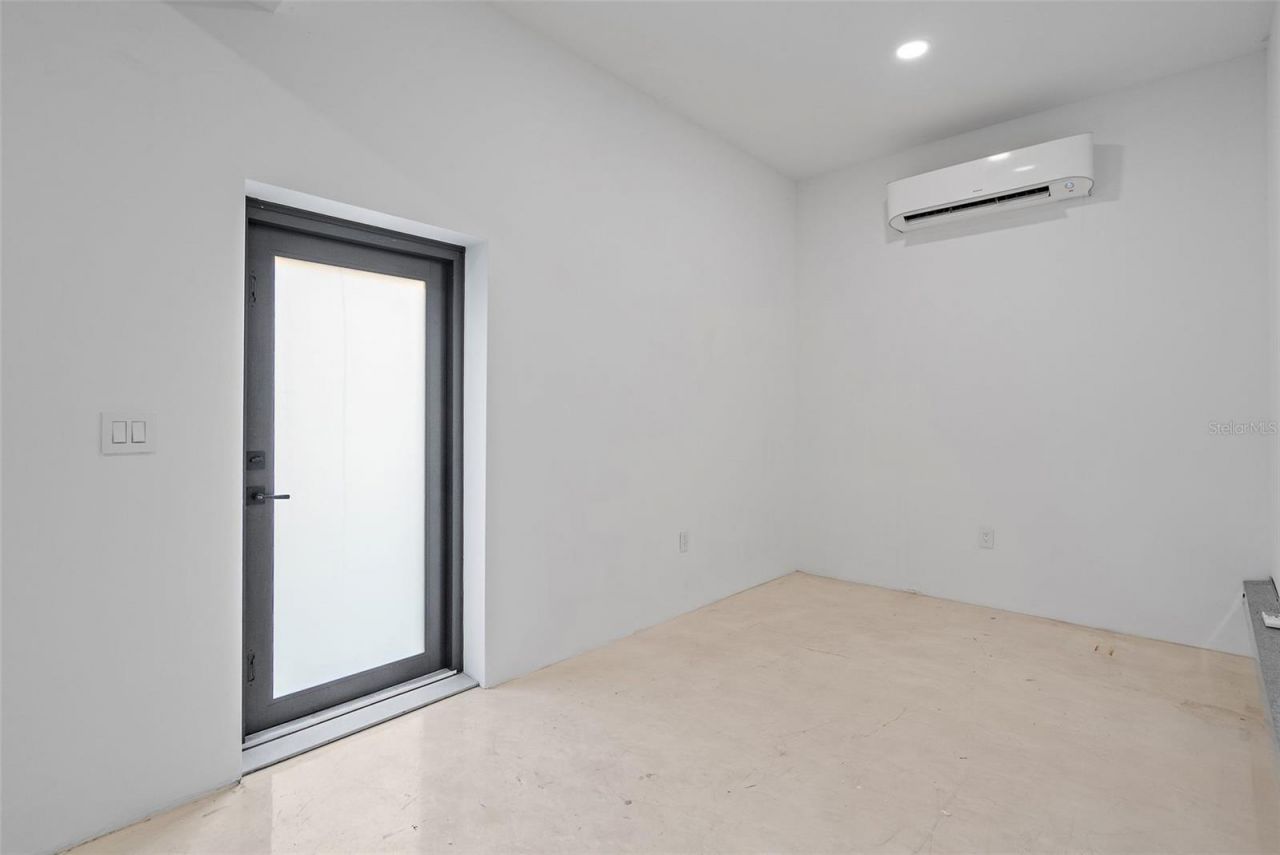 585 Dolphin Avenue Se, Saint Petersburg, FL 33705 Photo