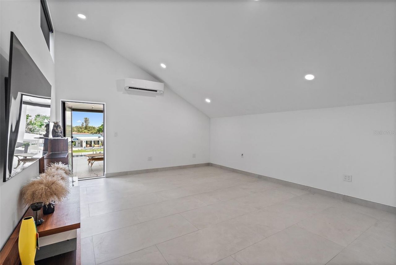 585 Dolphin Avenue Se, Saint Petersburg, FL 33705 Photo