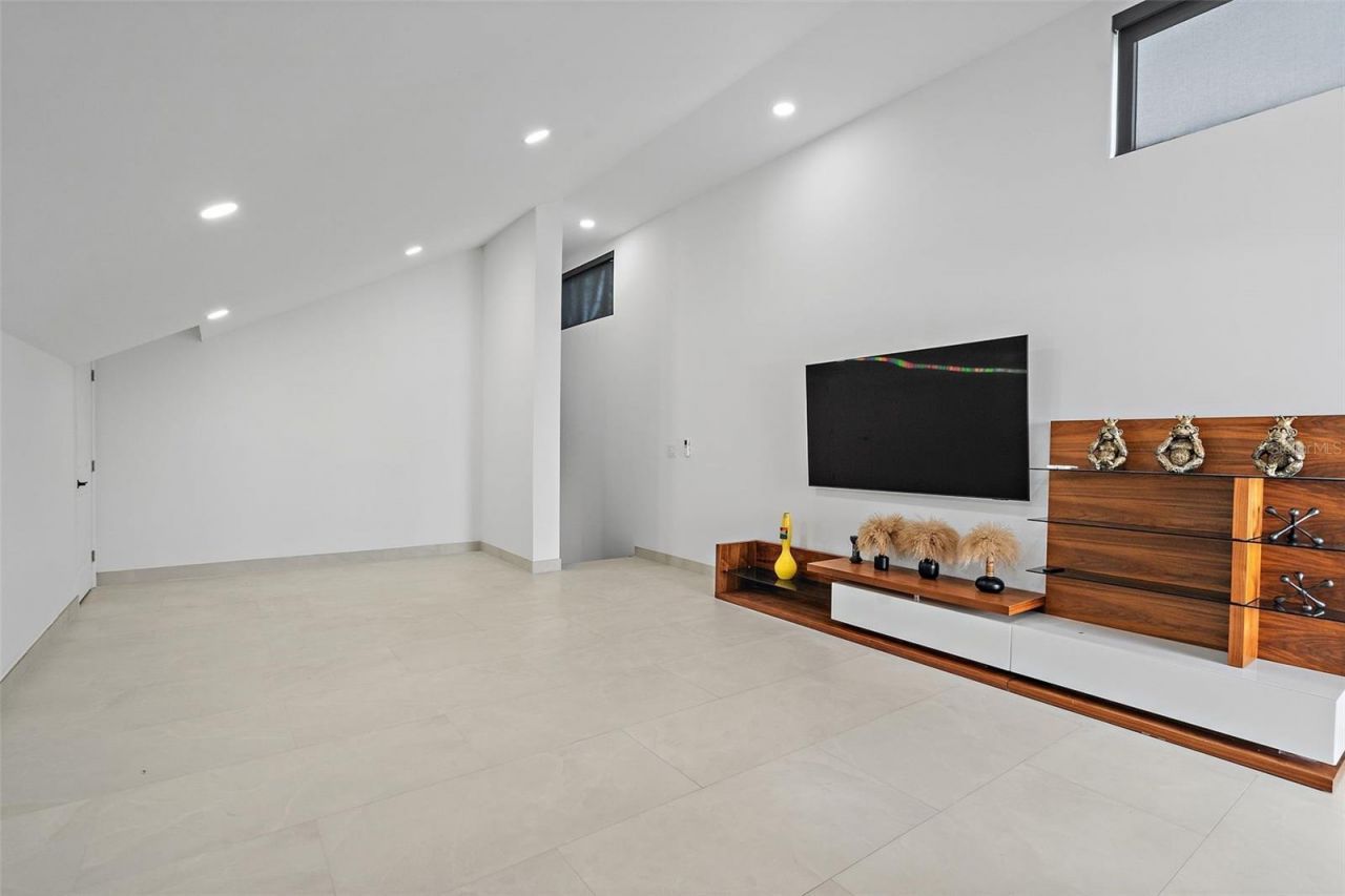 585 Dolphin Avenue Se, Saint Petersburg, FL 33705 Photo