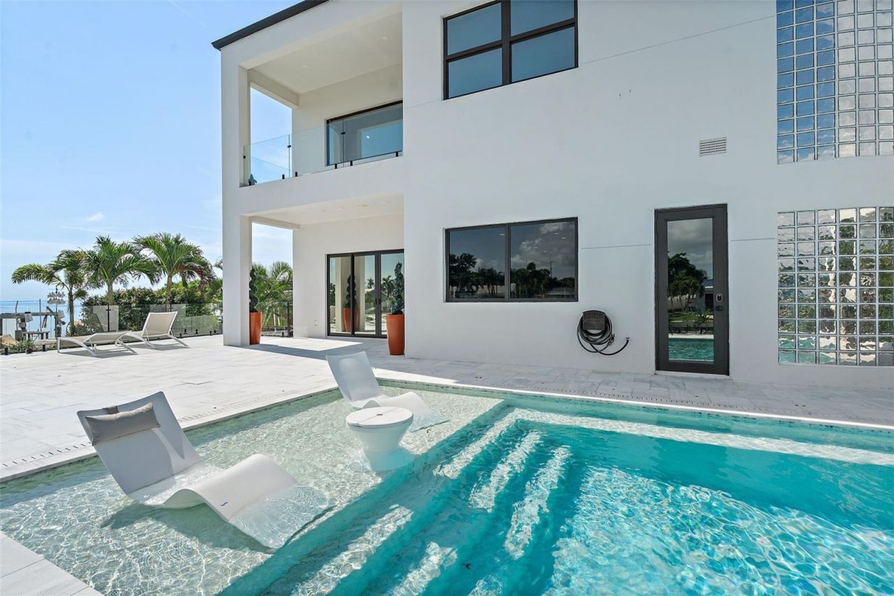 585 Dolphin Avenue Se, Saint Petersburg, FL 33705 Photo